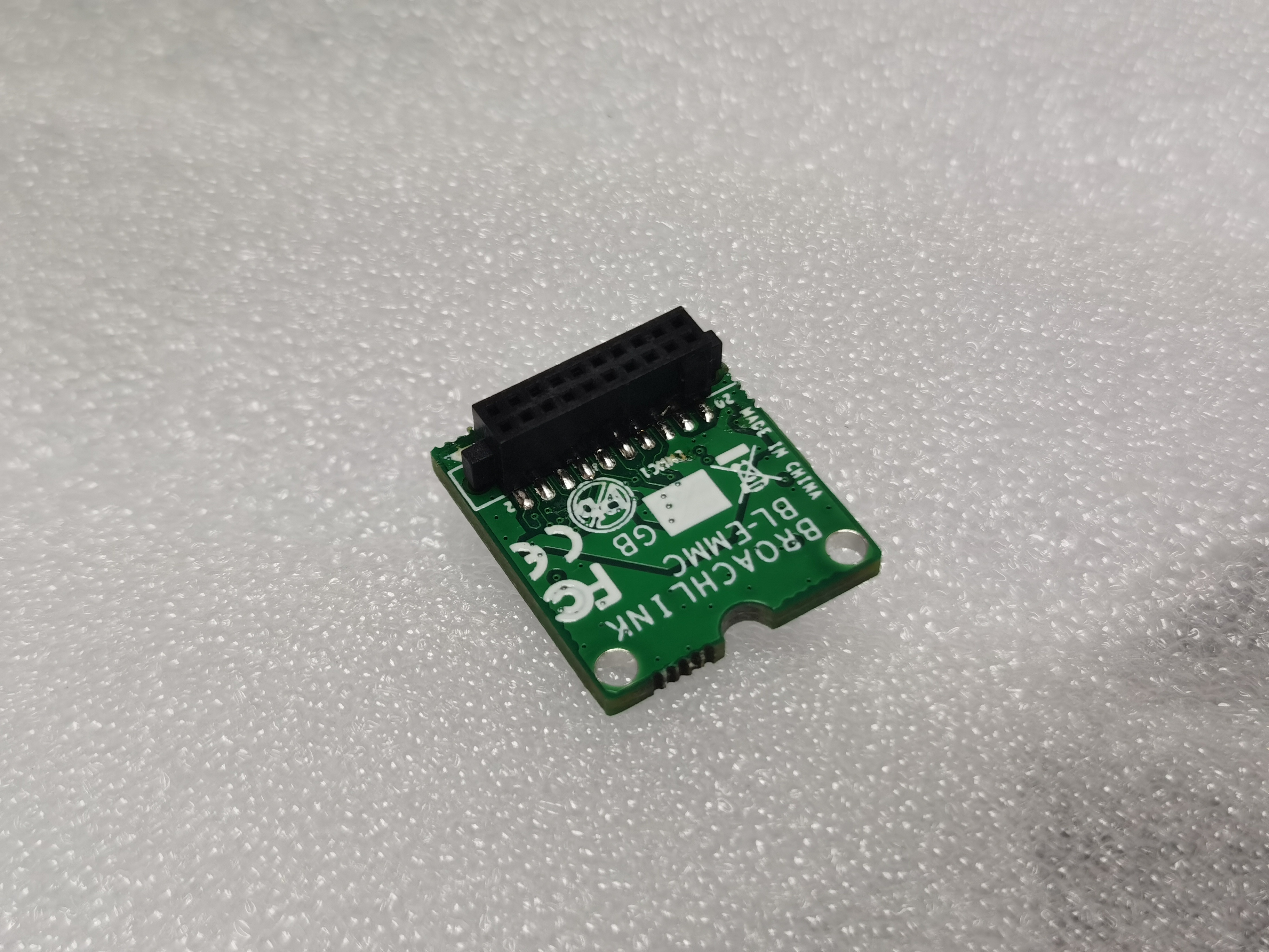 Vue rapprochée d'un module eMMC pour carte mère NoahV2 de Broachlink